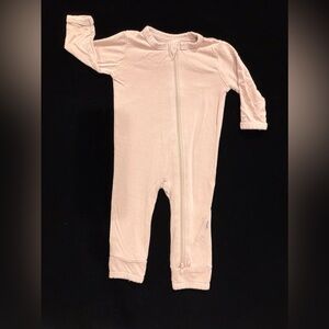 Kyte Baby Zippered Romper in Blush, size NB